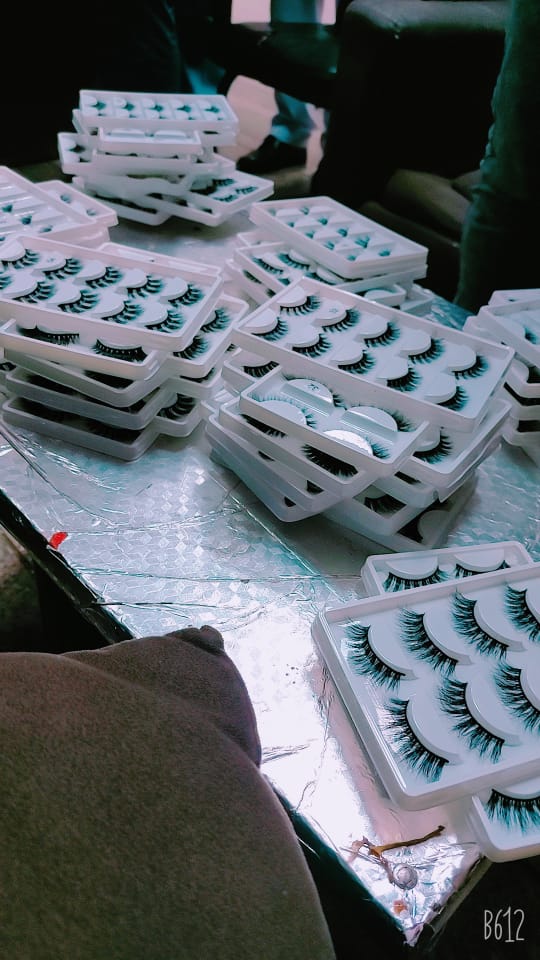 جمارك مطار الأقصر تضبط محاولة تهريب 850 عبوة رموش صناعية.. صور