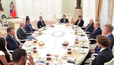 جريمة كاملة.. مشهور سرق شيئا من بوتين وسط الكرملين!