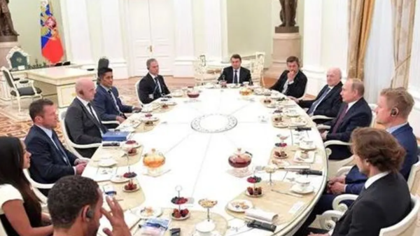 جريمة كاملة.. مشهور سرق شيئا من بوتين وسط الكرملين!