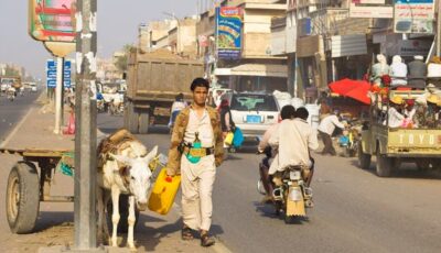 إعلاميان يمنيان ينقلان الركاب بدراجات نارية.. من أجل لقمة العيش