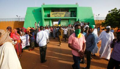 على طريقة أفلام الأكشن.. هجوم مسلح على ناقلة سجناء بالخرطوم