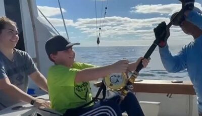 تفوق 3 أمتار و200 كلغ.. شاهد طفلاً يصطاد قرشاً بدل سمكة تونا