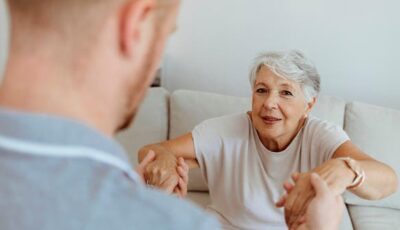 بعد فشل خطته.. هذا ما فعله طباخ سوري بمليونيرة بريطانية