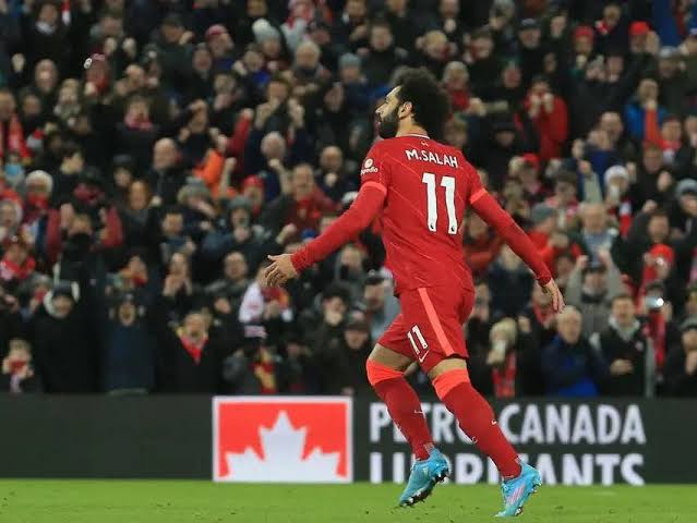 محمد صلاح يروج لكرة كأس العالم للسيدات