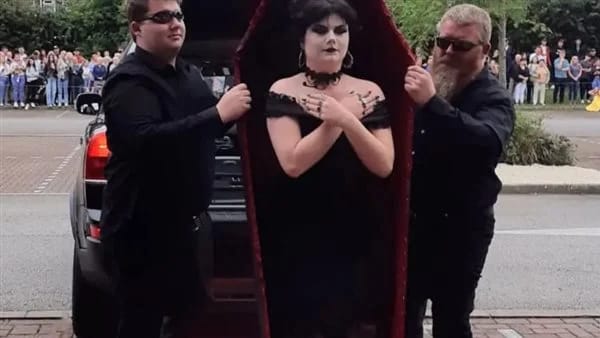 طالبة تحضر حفل تخرجها داخل نعش.. صور