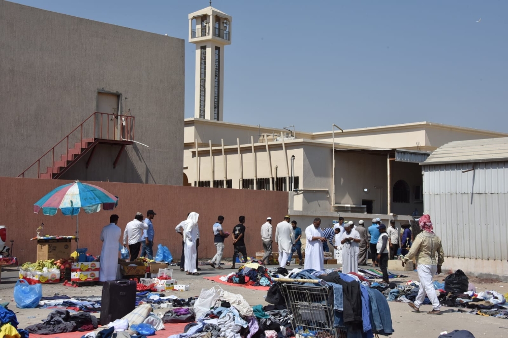 المنطقة الشرقية.. أسواق عشوائية أمام المساجد تضيق على المصلين