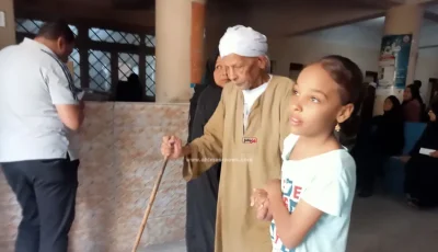 مسنودا على عكاز.. مسن يدلي بصوته فى أول ساعات بدء العملية الانتخابية بالأقصر