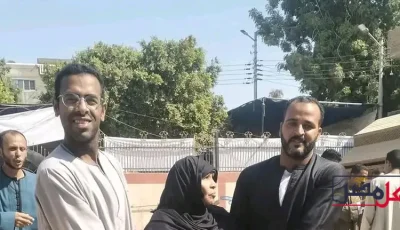 شايلينها على ايديهم.. مواطنين يحملون مسنة للإدلاء بصوتها فى انتخابات النواب بالأقصر