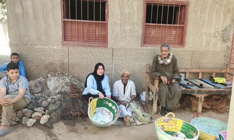 عم عبد العليم: أقدم صانع مقاطف بقنا يحكي قصص الضفائر والحرير