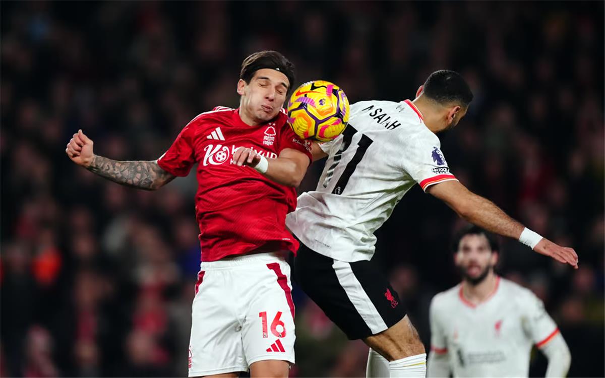 حكم مباراة ليفربول ونوتينجهام فورست حاملاً تميمة الحظ في الدوري الإنجليزي