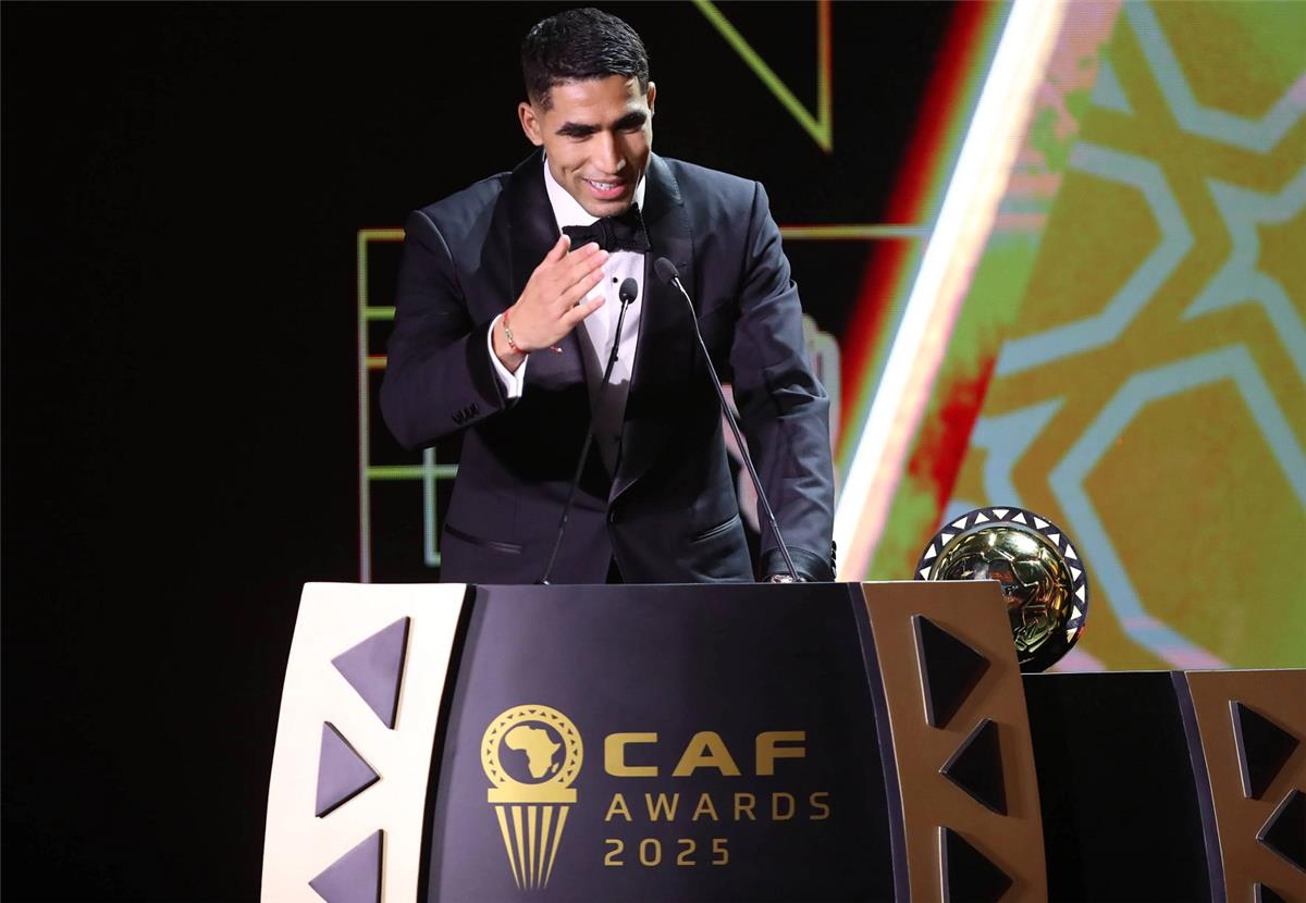 إنريكي يمازح حكيمي بعد تتويجه بجائزة أفضل لاعب إفريقي 2025