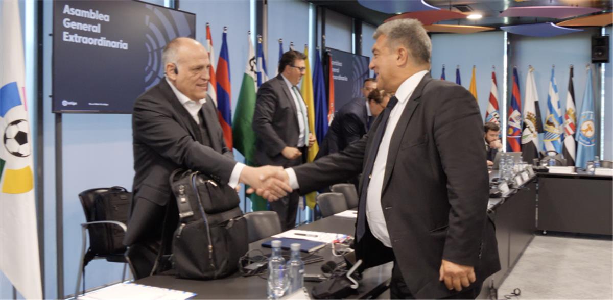 لابورتا يرد على اتهامات تيباس لمخالفات برشلونة