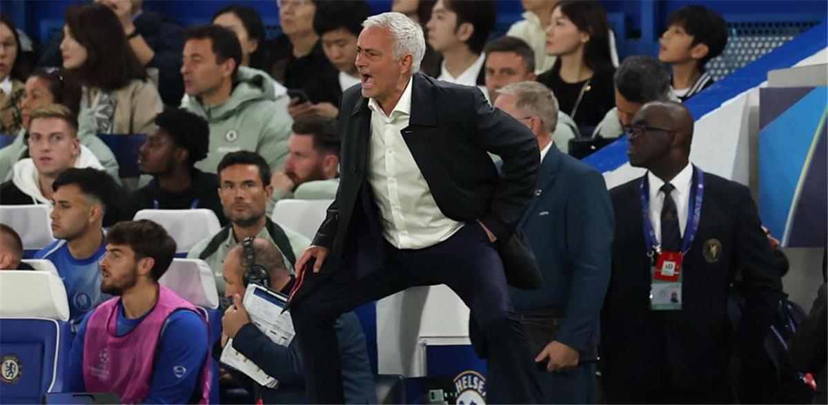 مورينيو يثير الجدل بسبب رفضه للاعبين الخونة