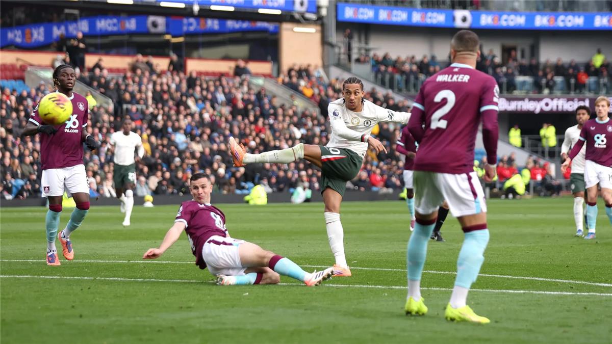 تشيلسي يصعد في ترتيب الدوري الإنجليزي بعد الفوز على بيرنلي