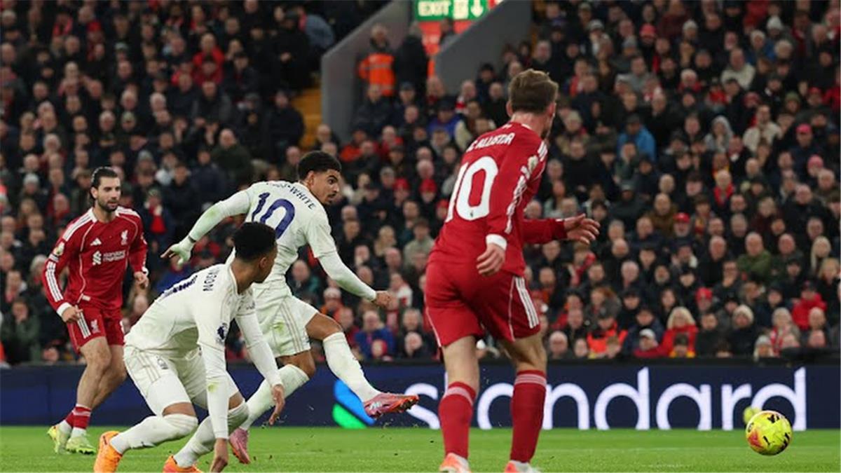 جيبس وايت يسجل هدف نوتينجهام الثالث في مرمى ليفربول