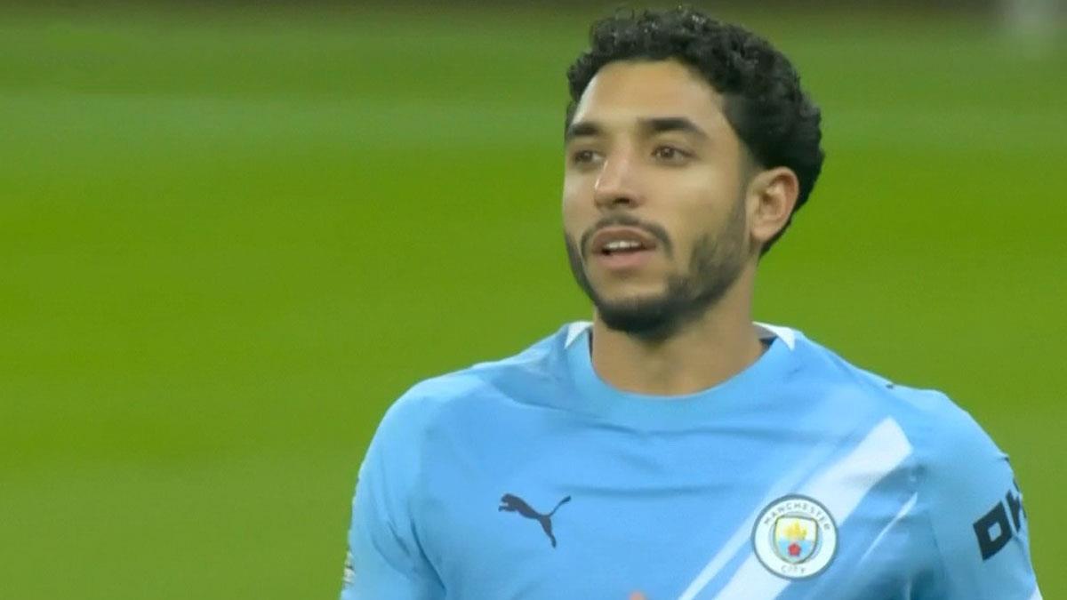 جماهير مانشستر سيتي تطالب جوارديولا بمغادرة النادي بسبب عمر مرموش