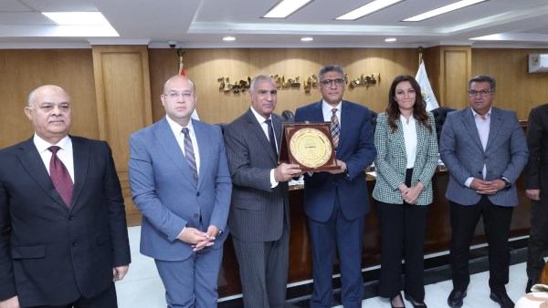 محافظ الجيزة يكرّم المهندس منصور بدوي لمساهماته في تطوير مياه الشرب والصرف الصحي