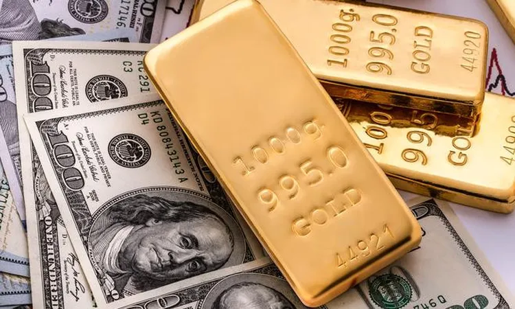 ارتفاع طفيف في أسعار الذهب محليًا وعالميًا مع ضغوط الدولار وتراجع توقعات خفض الفائدة الأمريكية