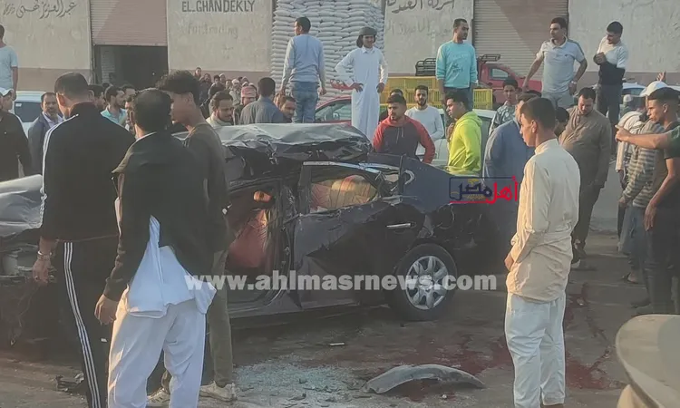 مصرع وإصابة 4 شباب بتصادم سيارتين في أبو المطامير