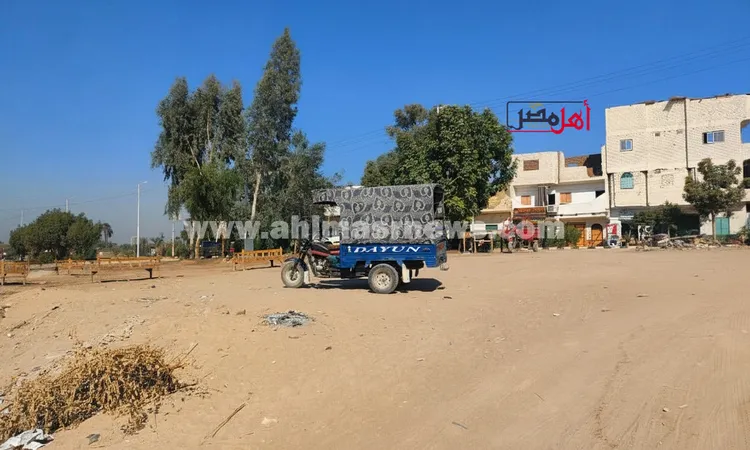 التروسيكل يتحول إلى بديل مواصلات خطير في قرى قنا