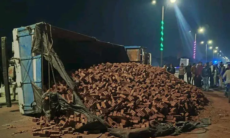 انقلاب سيارة محملة بالطوب على الطريق الصحراوي في قنا