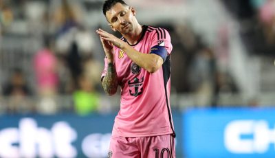 رد فعل لطيف من والدة ميسي بعد حصولها على قميصه.. تعاملت كأنها مشجعة (فيديو)