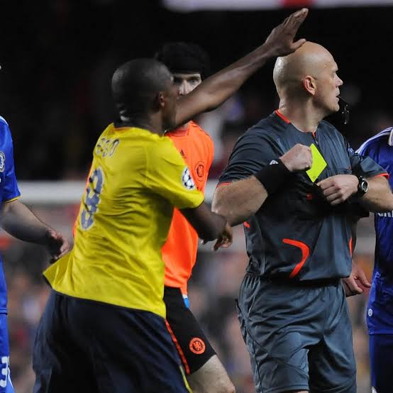 القمة المنتظرة.. من هو حكم مباراة برشلونة ضد تشيلسي في الجولة الخامسة من دوري أبطال أوروبا لكرة القدم 