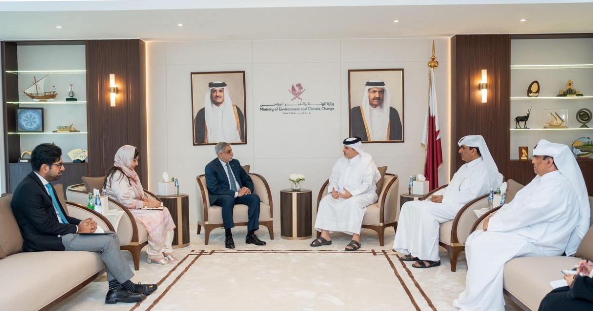 وزير البيئة والتغير المناخي يعقد اجتماعاً مهماً مع السفير الباكستاني لتعزيز التعاون البيئي