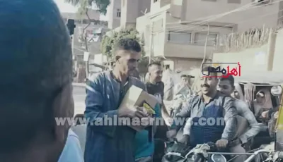 أخذوها منه ورموها في الشارع.. أهالي شطورة يضبطون صاحب توك توك يوزع كراتين دعاية انتخابية بسوهاج