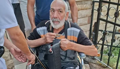 إيده على الكرسي وقلبه على مصر.. مسن يتحدى المرض ويشارك في انتخابات النواب بالدقي