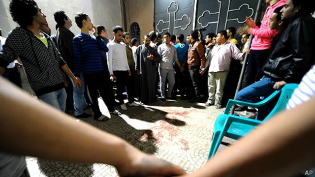حكم بإعدام 5 في مصر “أدينوا بالاعتداء على كنيسة وقتل شرطي”