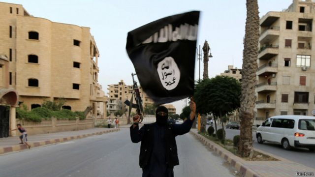 الاندبندنت: تنظيم “الدولة الإسلامية” يتمدد في سوريا ويغير موازين قوى الحرب الأهلية