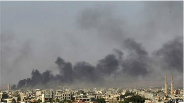 الاجانب يهجرون طرابلس بينما تنحدر الى مزيد من العنف