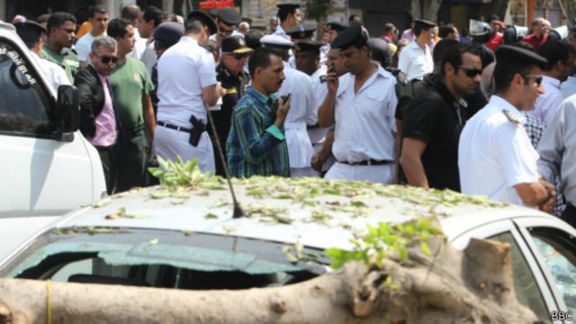مقتل ضابطين في انفجار استهدف نقطة أمنية بمنطقة مكتظة بالقاهرة