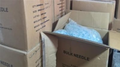 ضبط مصنع مخالف.. سقوط مدير شركة يروج مستلزمات طبية فاسدة بالإسكندرية