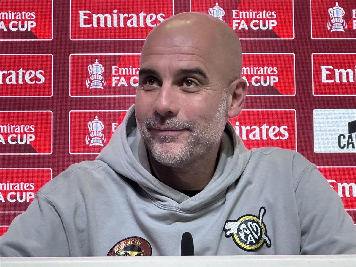 جوارديولا يحيي مسؤولي مانشستر سيتي وينصح فيفا قبل كأس العالم: كرة القدم للجماهير