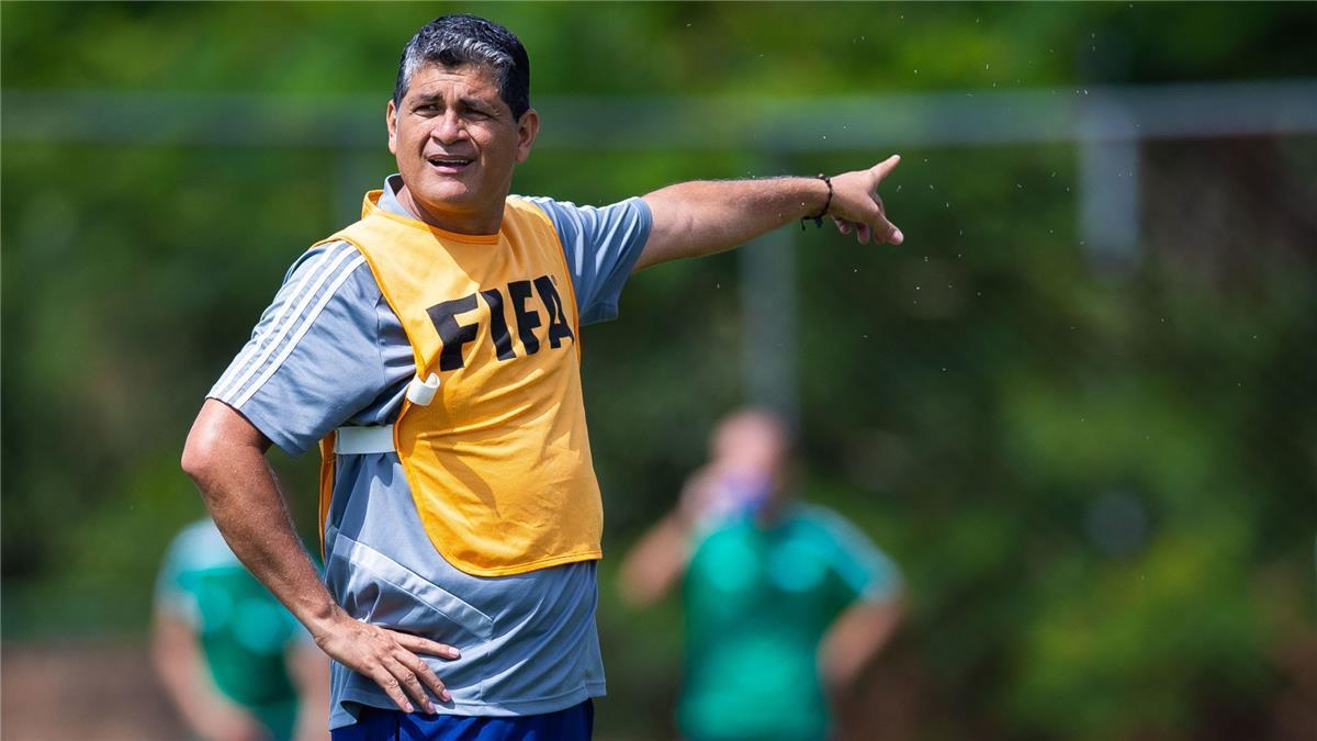 اتحاد الكرة يوجه الشكر لـ أوسكار رويز.. وخليفته مصري