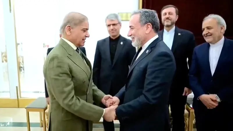 إيران تسلّم باكستان قائمة مطالب لوقف التصعيد مع واشنطن تشمل الحصار البحري والنووي