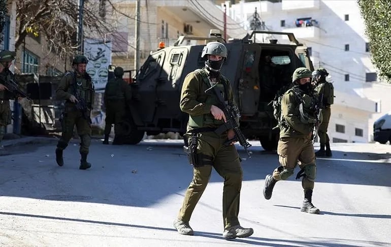 استشهاد طفل فلسطيني وإصابة آخرين برصاص الاحتلال خلال هجوم مستعمرين على قرى شمال رام الله