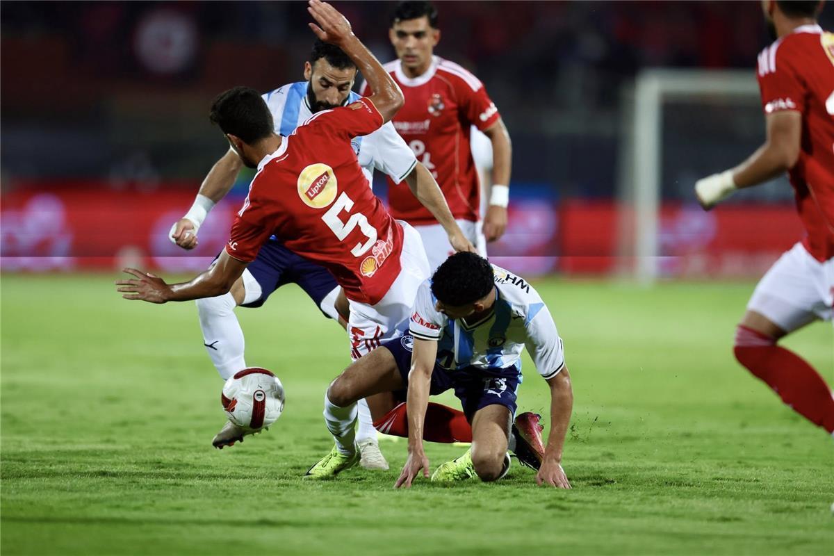 حكم مباراة الأهلي وبيراميدز في الدوري المصري.. سيدة على “الفار”