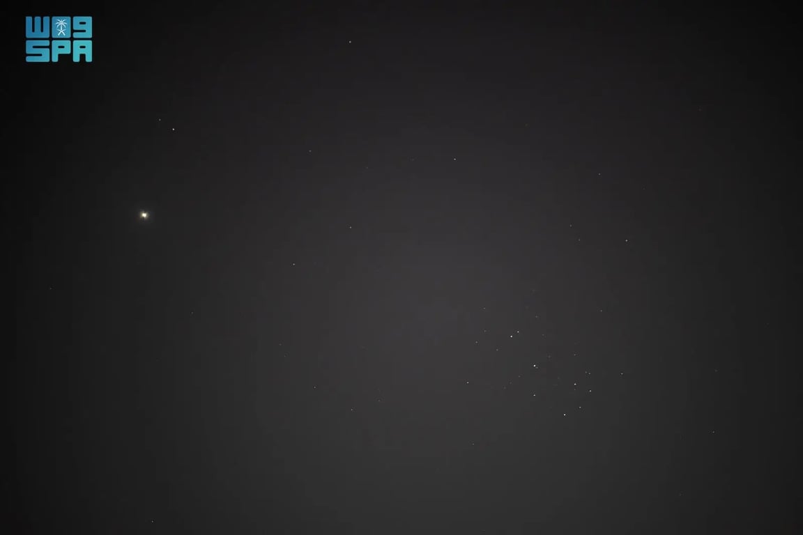 اقتران ظاهري بين الثريا والزهرة يزيّن سماء الحدود الشمالية ليومين بعد الغروب