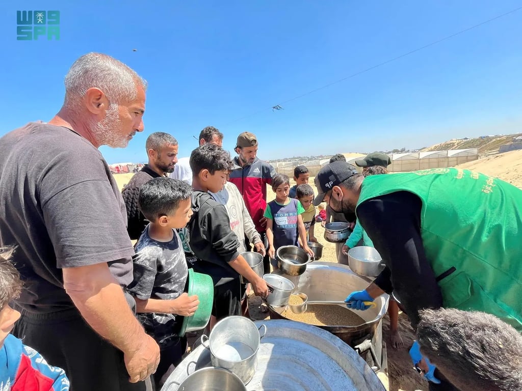 إغاثات سعودية متعددة المسارات.. 25 ألف وجبة و1,718 سلة غذائية ومشاريع تعليم ومياه في 5 دول