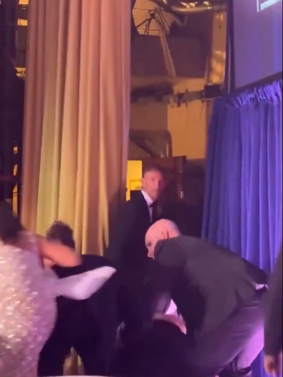 تعثر ترامب أثناء إجلائه من حفل بعد إطلاق نار! — سبق