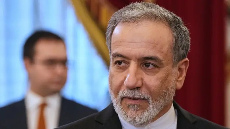 إيران تكشف طلباً أمريكياً للتفاوض.. وواشنطن تدرس مقترحاً جديداً لفتح مضيق هرمز