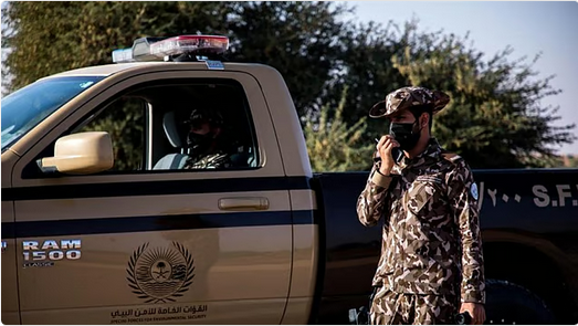 الأمن البيئي يضبط مقيماً يستغل الرواسب ويجرف التربة في المدينة المنورة — سبق