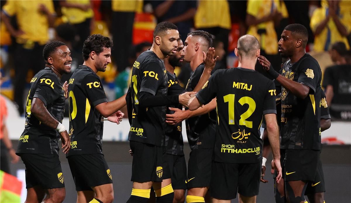 الاتحاد يعبر التعاون بثنائية في الدوري السعودي