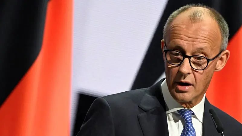 “ترامب” يلوّح بخفض القوات الأمريكية في ألمانيا بعد انتقاد “ميرتس” لموقفه من حرب إيران