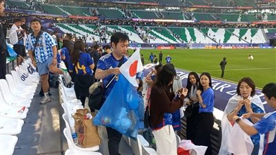 سر تنظيف جماهير اليابان للمدرجات بعد المباريات.. عادة تربوية وثقافة لا تزعج الآخرين