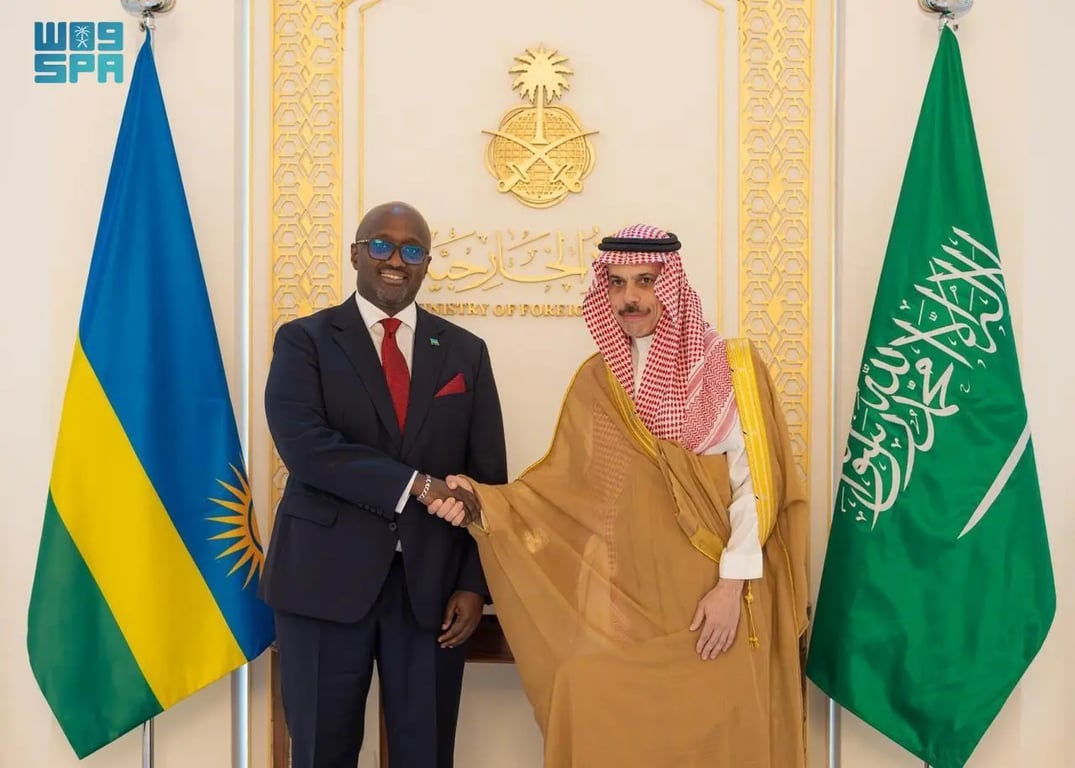 ولي العهد يستقبل رسالة تضامن من رئيس جمهورية رواندا — سبق