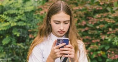 تقرير: تطبيقات المراهنات متاحة للقاصرين على متاجر أبل وجوجل